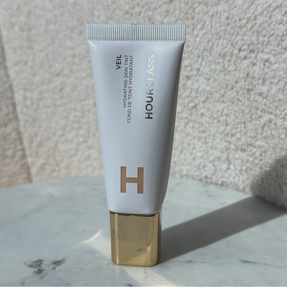 NEW Hourglass Veil Hydrating Skin Tint Foundation | Shade 6 - Light Cool - Picture 7 of 16